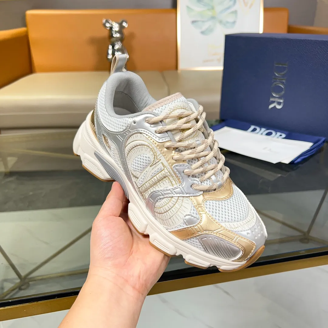 P500 Dior Chrono sneakers are a new product of the 2024 autumn ready-to-wear series, reinterpreting running shoes with Dior's haute couture style. Crafted from beige mesh with laminated leather-effect panels in gold and silver tones, it's highlighted by CD logos on the sides, a star patch on the tongue and a Dior logo on the heel. Featuring tri-color laces, a lightweight sole and star embellishments for a casual look for any season. Size: Female size 35-41 (Female size 41 and 42 can be customized) Male size 39-44 (45/46 can be customized) Color: white, pink, gold, silver, black